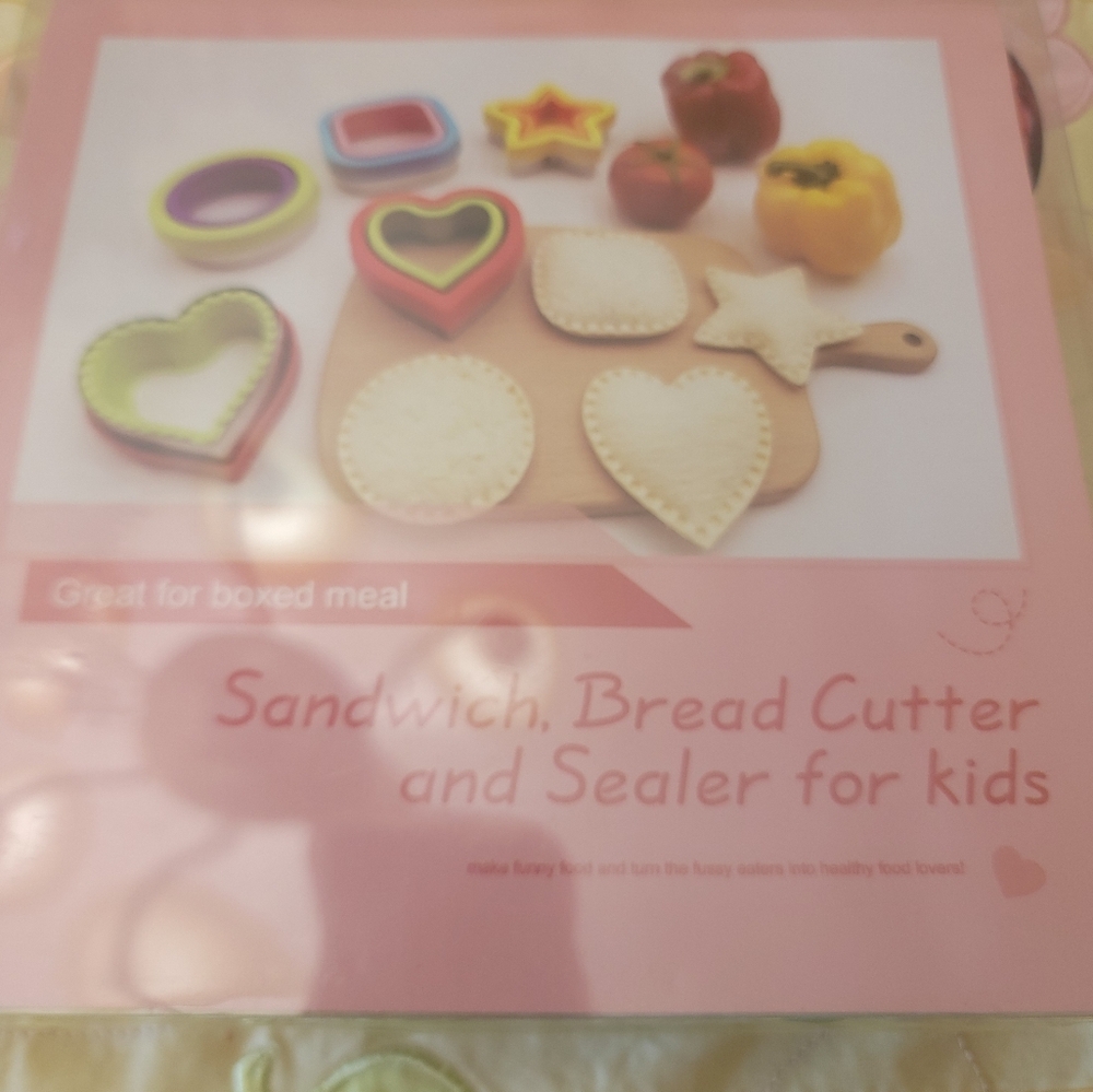 NIB Bakingworld Sandwich Cutter Sealer Set Of 4 Bread Decruster - Picture 2 of 2